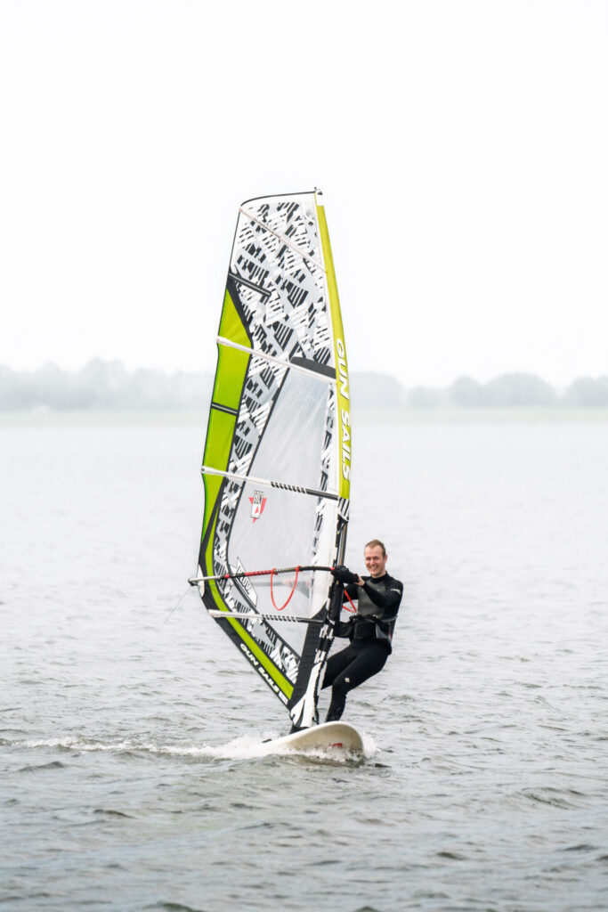 Windsurfer beim Wassersport Fotoshooting im Veluwemeer.