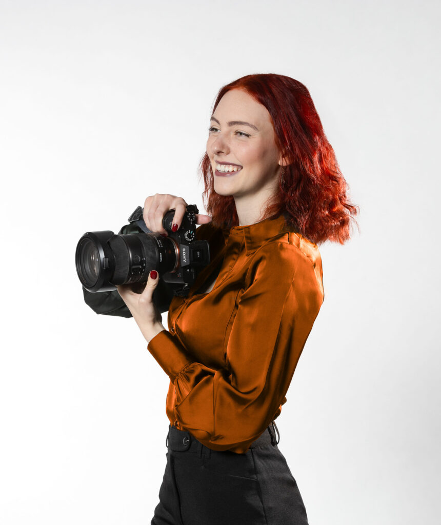 Die Fotografin von Life on Lens fotografiert bei einem Fotoshooting.