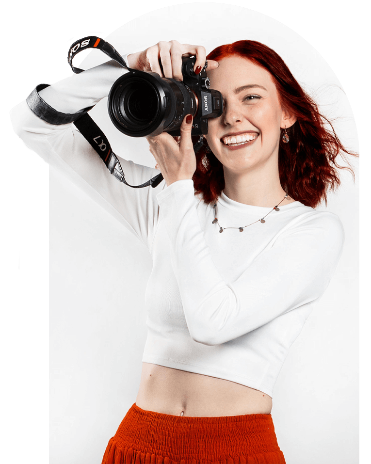 Die Fotografin Jessica Berke von Life on Lens fotografiert bei einem Fotoshooting.